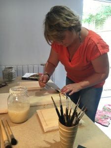 Sandrine, iconographe, au travail dans l’atelier