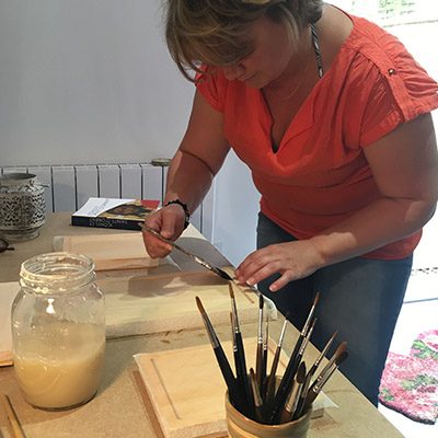 L’iconographe au travail dans l’atelier, préparant un panneau de bois